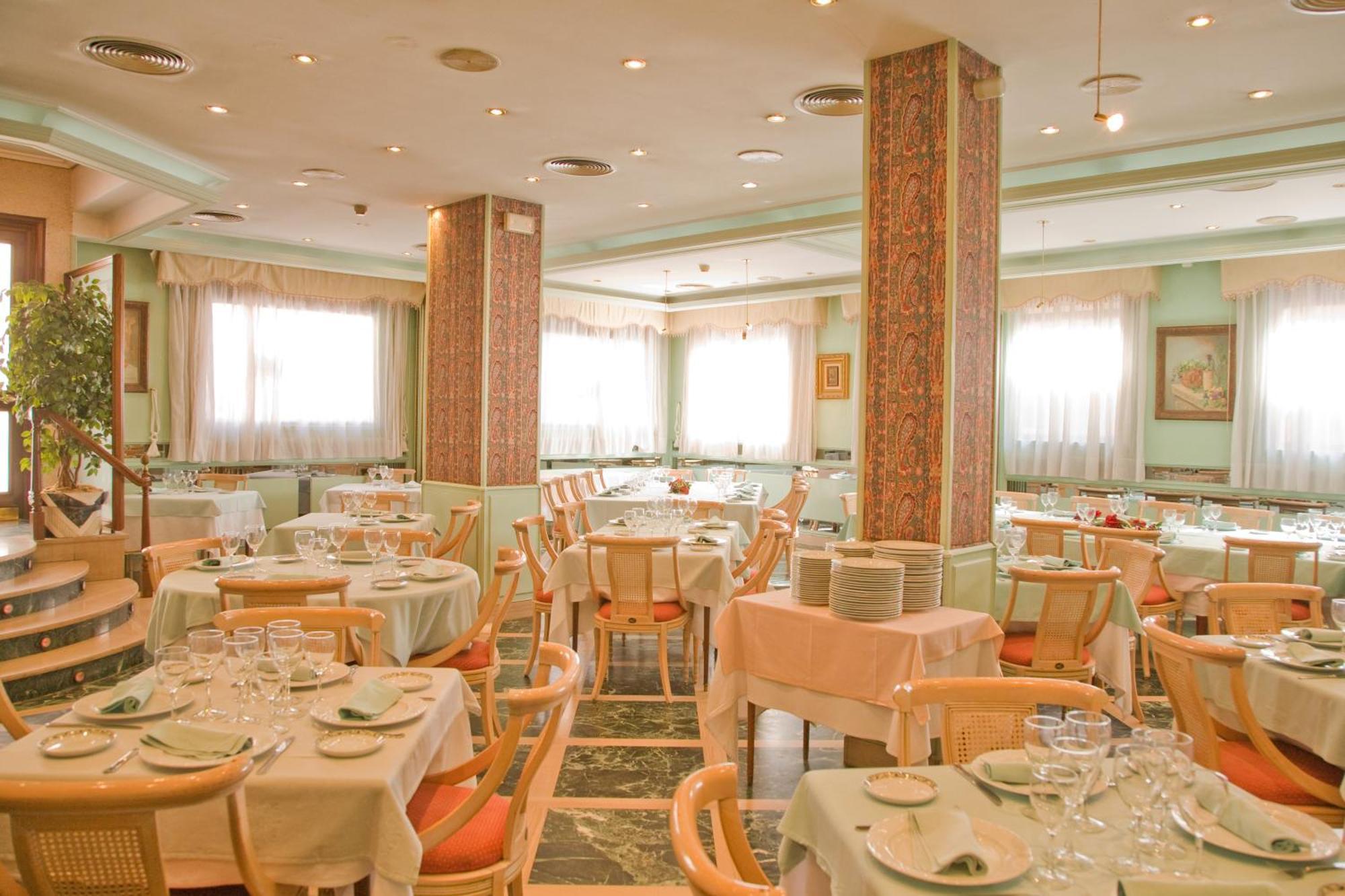Hotel Tibur Saragoça Restaurante foto